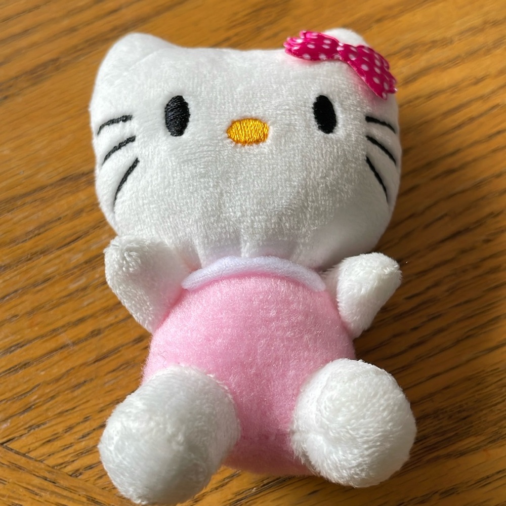 Hello Kitty Mini Plush 4 Inches Long - Picture 1 of 3